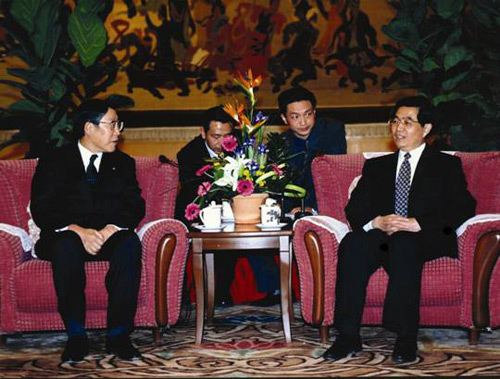 President Hu Jintao meeting with President of Japanese Toyota Company Hiroshi Okuda invited by the China Association for International Friendly Contact
