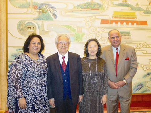 Honorary Chairman of Huang Hua of the CAIFC meeting with director of the Research Institute in Pakistan Jamshid