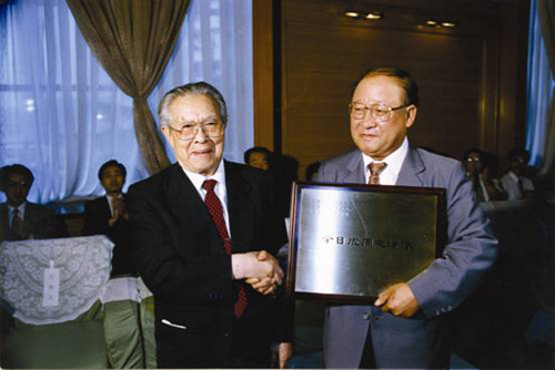 Honorary Chairman of Huang Hua of the CAIFC meeting with member of Korean Workers’ Party Central Committee and Director of Party’s History Research Institute Kang seok sung