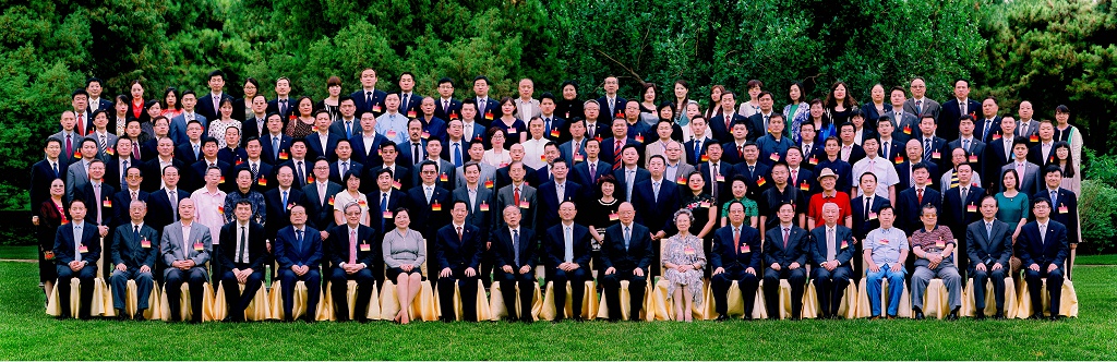 A photo of State Councilor Yang Jiechi with all representatives